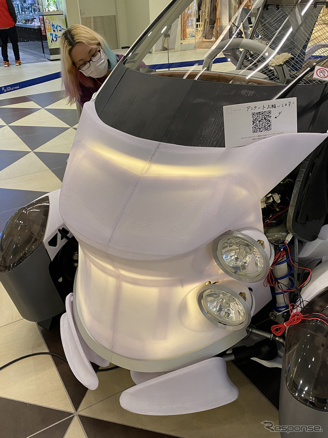 イルミネーションの光源はシート下とフロントカウル内に仕込まれている。