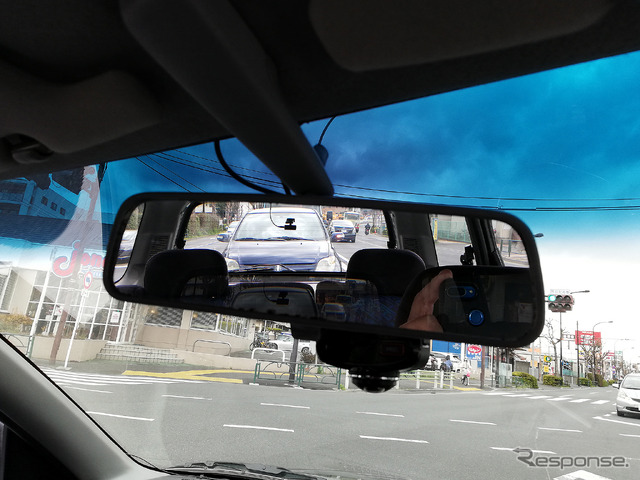 リヤカメラ画像時のルームミラー画像 カメラよりは後続車が近く感じる