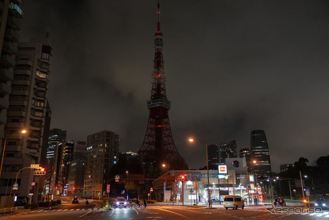 節電する東京：ライトアップを消灯した東京タワー（3月22日）