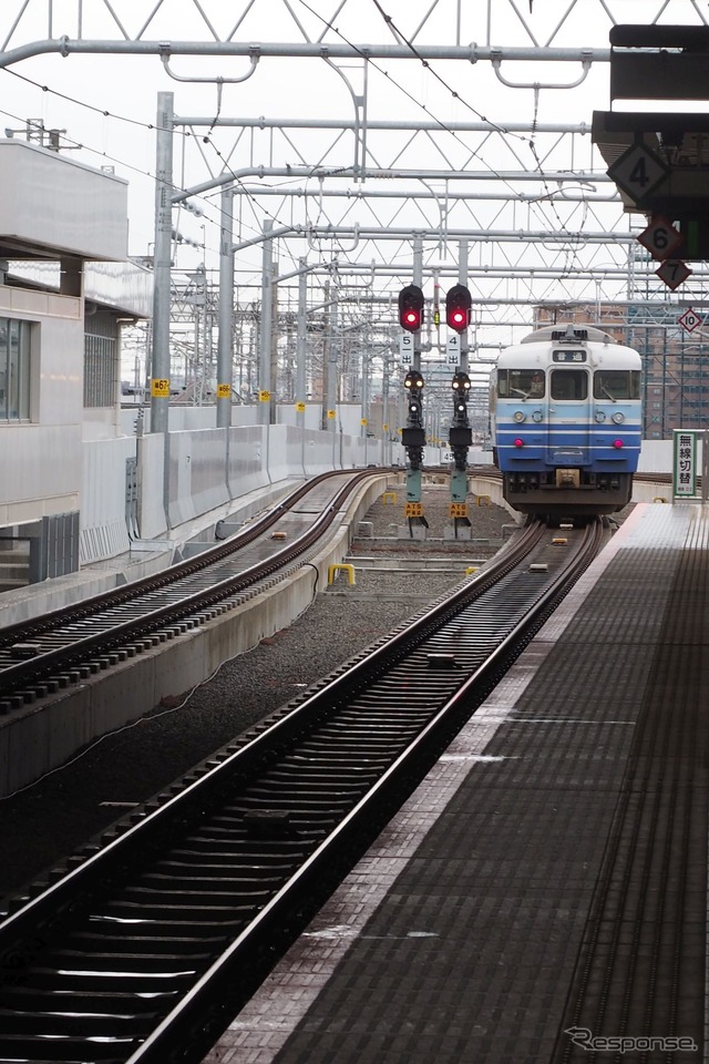 新潟駅4番線ホームから見た白山方。