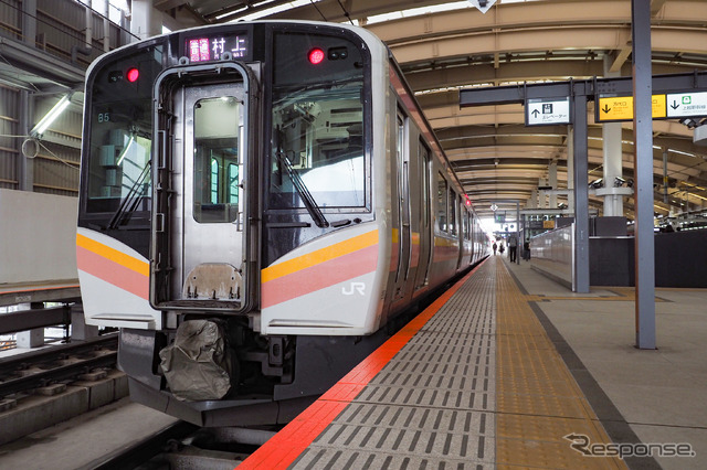 白新線のE129系普通列車。6月4日は新潟～東新潟間が終日運休となる。2020年1月1日。