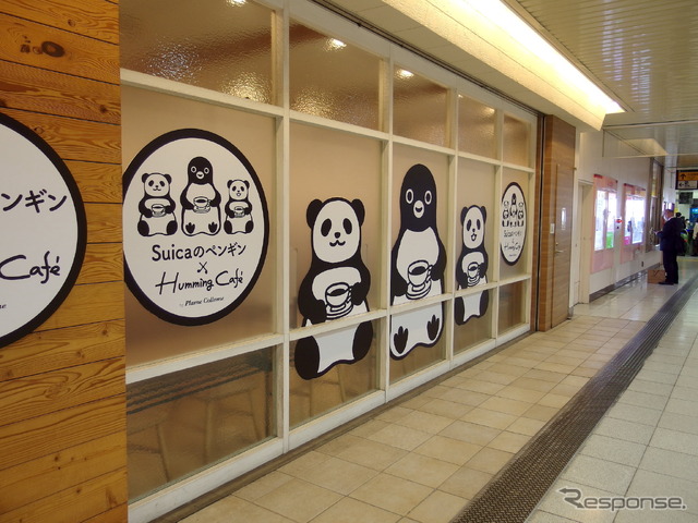 Suicaのペンギン×ハミングカフェbyプレミィ・コロミィ:駅通路側 (c) Chiharu Sakazaki/JR東日本/DENTSU Suica by JR東日本