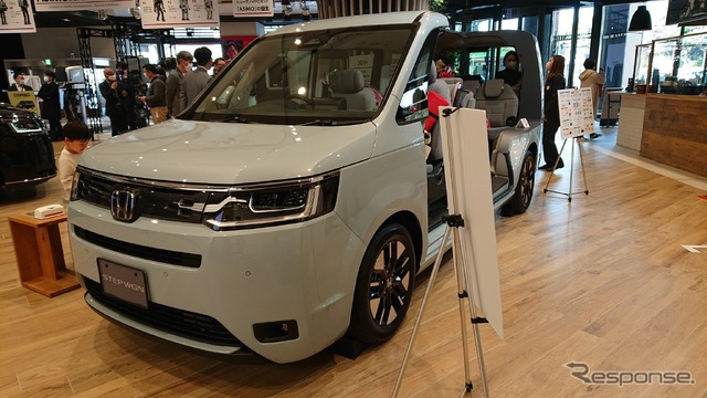 新型ステップワゴンのカットモデル