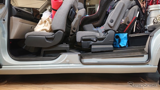 新型ステップワゴンのカットモデル