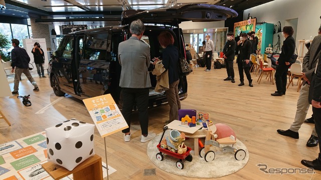 新型ステップワゴン特別展示を開催 新型のカットモデルと初代モデルが登場