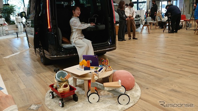 新型ステップワゴン特別展示を開催 新型のカットモデルと初代モデルが登場