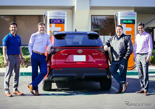bZ4Xと充電器「ChargePoint HomeFlexLevel2」
