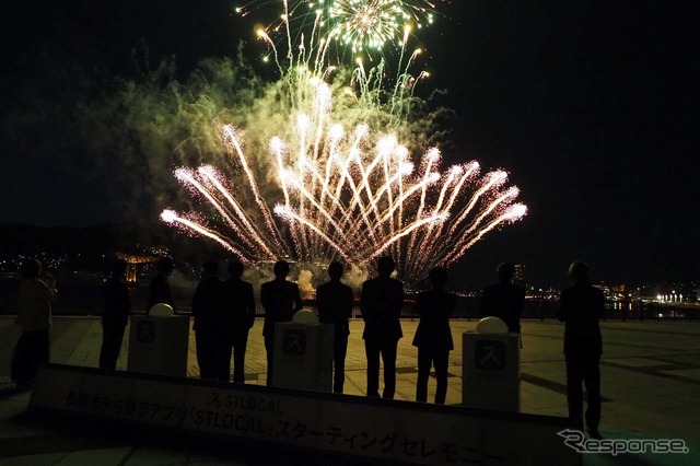 その後、約10分間にわたって花火が打ち上げられた