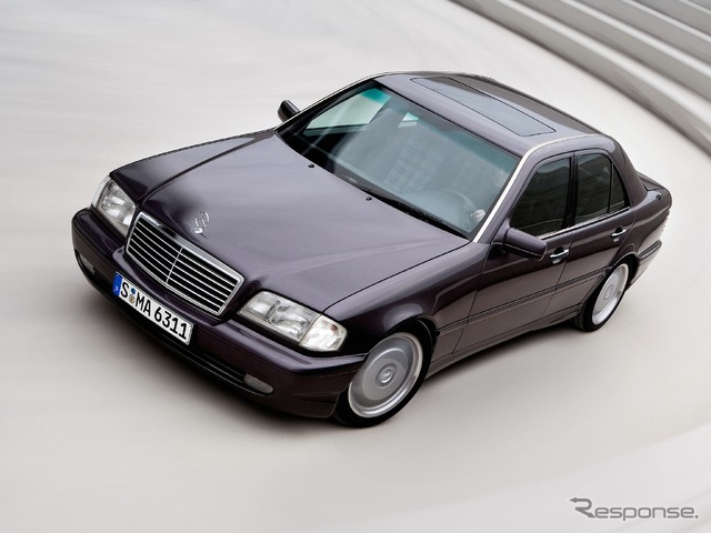 メルセデスベンツC36AMG(1993年)。正式に提携して、共同開発した最初の車。