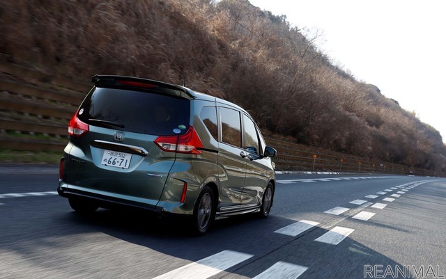 安全運転支援システム「Honda SENSING」が採用されているフリード+。車線の真ん中を走るように支援する「車線維持支援システム」や高速道路で前車との距離を一定に保つ「アダプティブクルーズコントロール(ACC)」などは、運転の疲労軽減にも役立つだろう