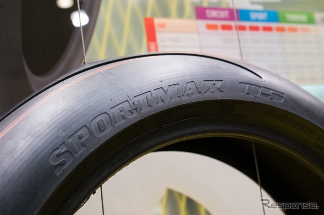 ダンロップの新タイヤ「SPORTMAX Q5」が初お披露目! EV専用タイヤも登場…東京モーターサイクルショー2022