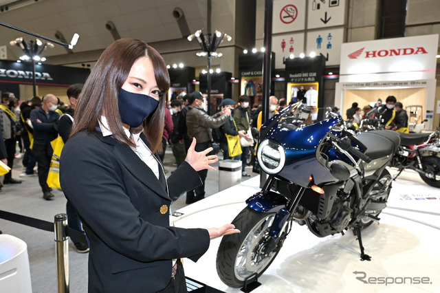 ホンダブースを取材する小鳥遊レイラさん(ことりちゃん)