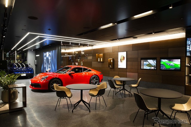 実車を見ることもでき、打ち合わせができるスペースも用意。気軽に店内に入ってゆっくりとくつろげる空間を目指しているとのこと。