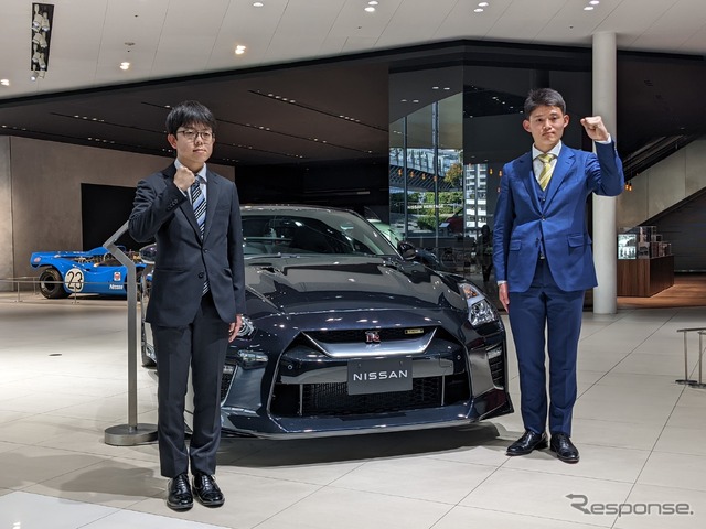 GT-Rを前に技能五輪への挑戦と入社後の抱負を語るツ津村康史郎さん(右)と山下大空さん