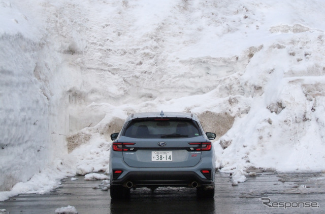 スバル レヴォーグ 1.8 STIスポーツのテール。除雪でできた雪壁のようだが、この雪の下には国道458号線の冬季通行止め区間が。