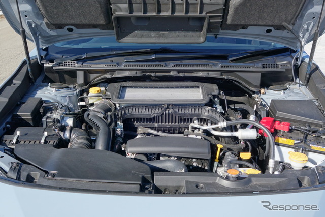 レヴォーグ 1.8 STIスポーツのエンジンベイ。背丈が低い水平対向エンジンの上にインタークーラーを置いていること等々、スバリストにとっては見慣れた光景であろう。