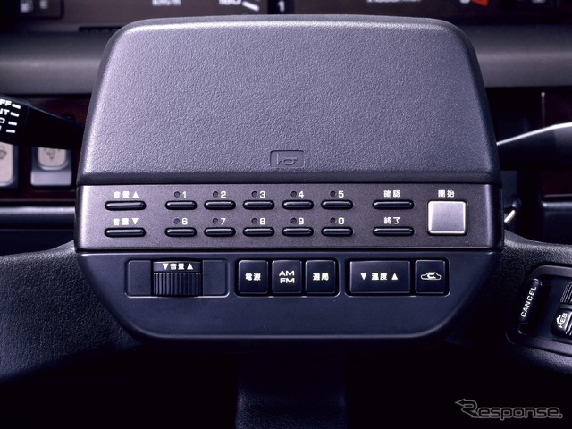 日産シーマ初代:ステアリングホイールのハンズフリーフォン操作ボタン