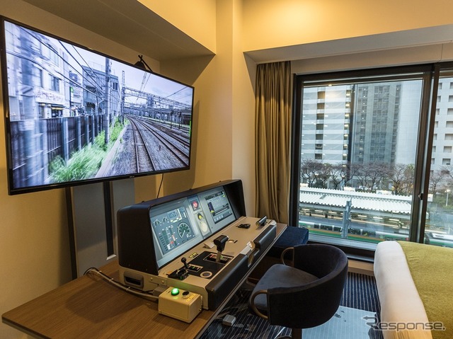 ホテルメトロポリタンズの客室に設けられているJR東日本トレインシミュレータ(写真はホテルメトロポリタン川崎)。京浜東北線大宮~大船間と八高線高崎~高麗川間を運転できる。