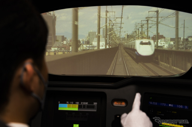 E5系新幹線シミュレータの運転台。こちらも展望映像は実写で、信号保安装置のDS-ATCや各種機器などがリアルに再現されている。