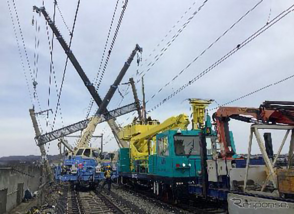 電柱の復旧作業。