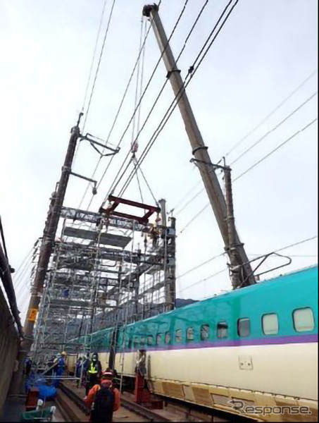 脱線車両の復旧作業。