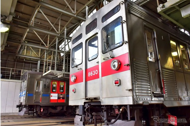 側面のコルゲートが特徴的な8500系。先頭車は地下線での故障時押上げを考慮して電動車となった。