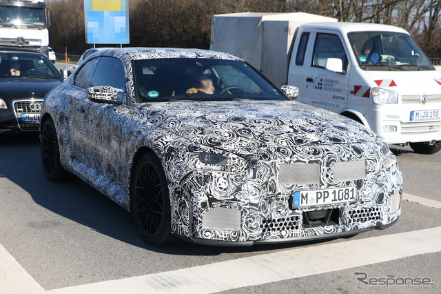 「Mパフォーマンスパッケージ」装着車と思われるBMW M2クーペ 新型プロトタイプ(スクープ写真)