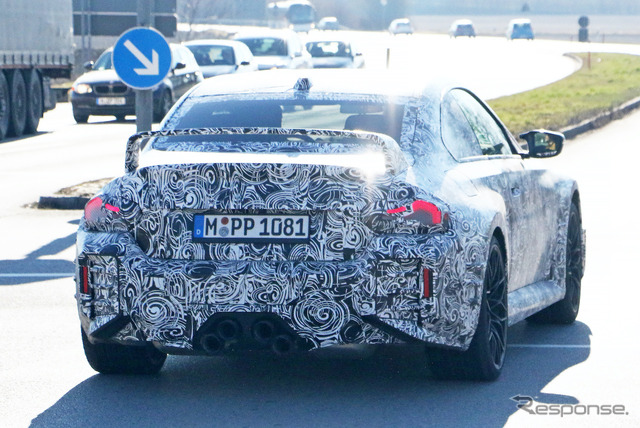 「Mパフォーマンスパッケージ」装着車と思われるBMW M2クーペ 新型プロトタイプ(スクープ写真)