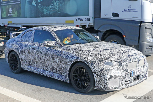 「Mパフォーマンスパッケージ」装着車と思われるBMW M2クーペ 新型プロトタイプ(スクープ写真)