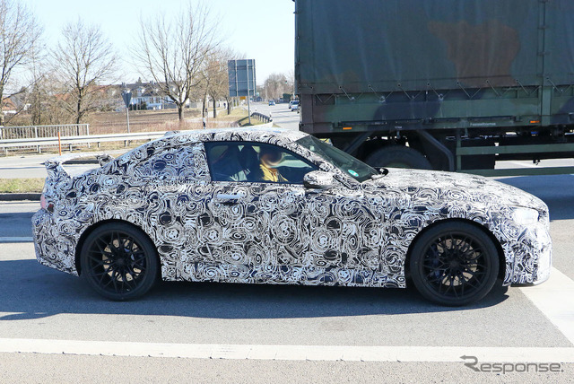 「Mパフォーマンスパッケージ」装着車と思われるBMW M2クーペ 新型プロトタイプ(スクープ写真)