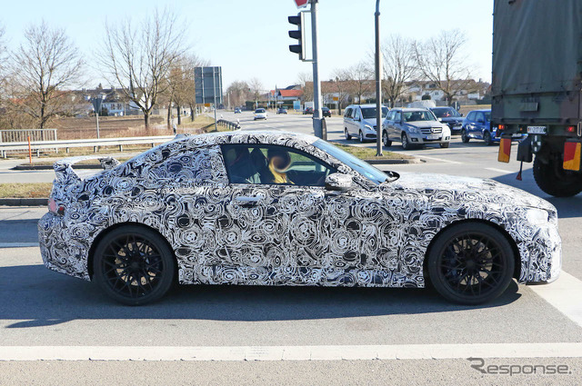 「Mパフォーマンスパッケージ」装着車と思われるBMW M2クーペ 新型プロトタイプ(スクープ写真)
