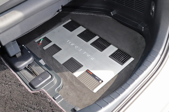 「3ウェイスピーカー」を搭載したオーディオカーの一例(製作ショップ:カーオーディオクラブ<大阪府>)。