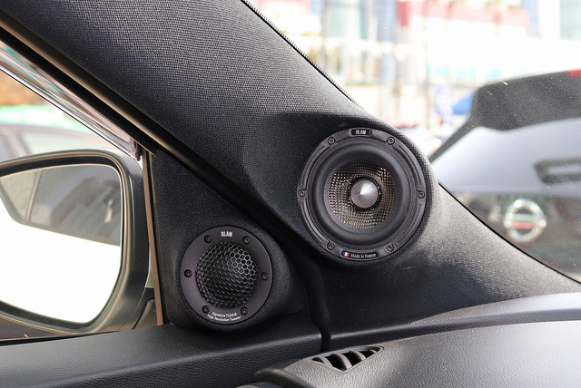「3ウェイスピーカー」を搭載したオーディオカーの一例(製作ショップ:オートステーションK2<大阪府>)。