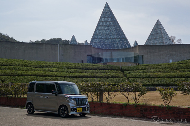 砂をテーマとした仁摩サンドミュージアムにて記念撮影。仁摩生まれの世界的建築家、高松伸氏のデザイン。