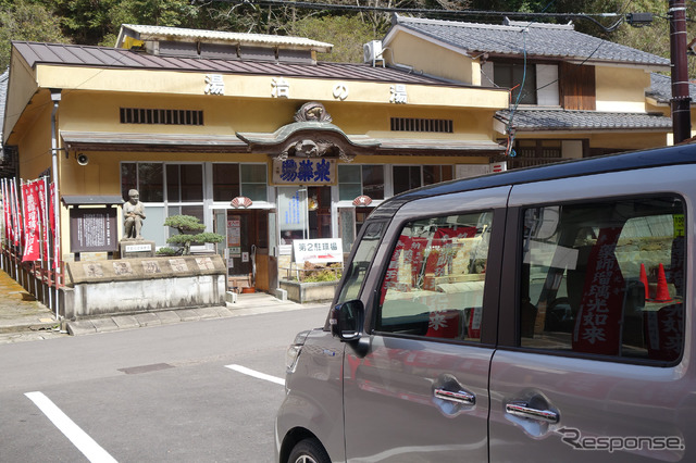 石見銀山の銀の積み出し港であった温泉津温泉の薬師湯で一休み。超高濃度な温泉だが激熱なので要注意である。