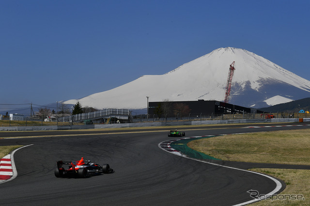 富士山をバックに走行するスーパーフォーミュラマシン