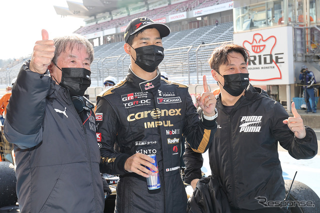 優勝した平川亮(中央)とチームインパル監督の星野一義(左)、チームインパル代表の星野一樹(右)