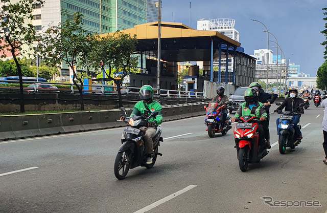 ジャカルタを走るゴジェックとグラブバイク(現在はほとんどがガソリン車)