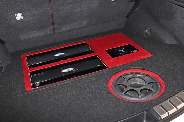 「プロセッサー」を搭載したオーディオカーの一例(ジャンライン&パートナーズ・デモカー)。
