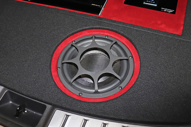 「プロセッサー」を搭載したオーディオカーの一例(ジャンライン&パートナーズ・デモカー)。