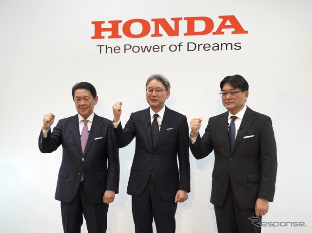 左から青山真二執行役専務、三部敏宏社長、武内弘平副社長