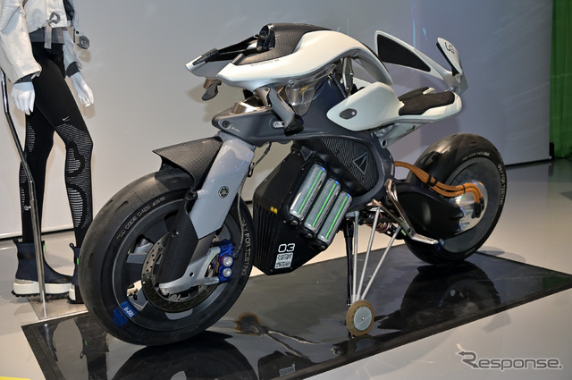 ヤマハ発動機の自立走行が可能な『MOTOROiD(モトロイド)』