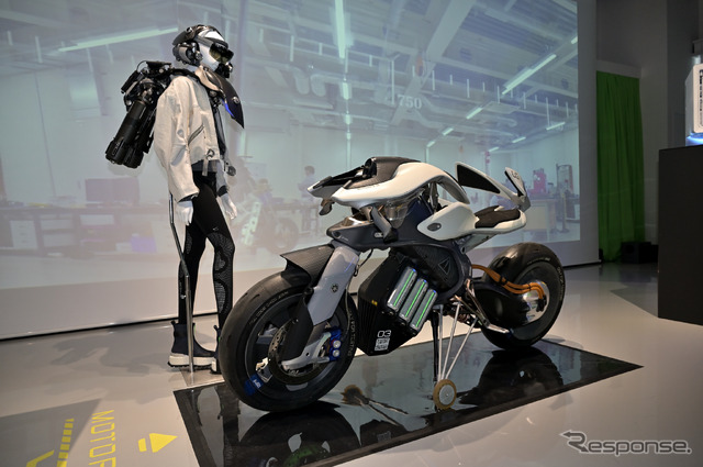 ヤマハ発動機の自立走行が可能な『MOTOROiD(モトロイド)』