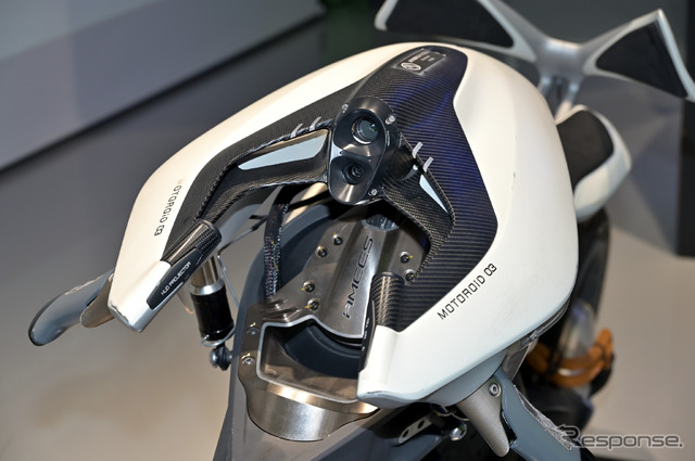 ヤマハ発動機の自立走行が可能な『MOTOROiD(モトロイド)』