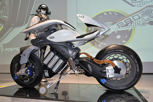 ヤマハ発動機の自立走行が可能な『MOTOROiD(モトロイド)』
