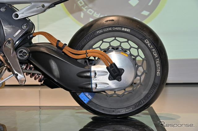 ヤマハ発動機の自立走行が可能な『MOTOROiD(モトロイド)』