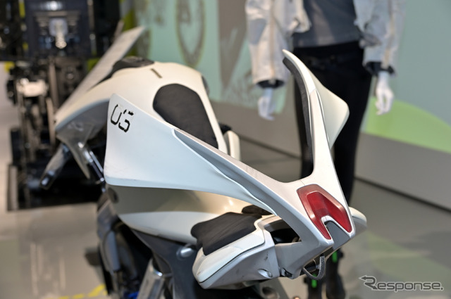 ヤマハ発動機の自立走行が可能な『MOTOROiD(モトロイド)』