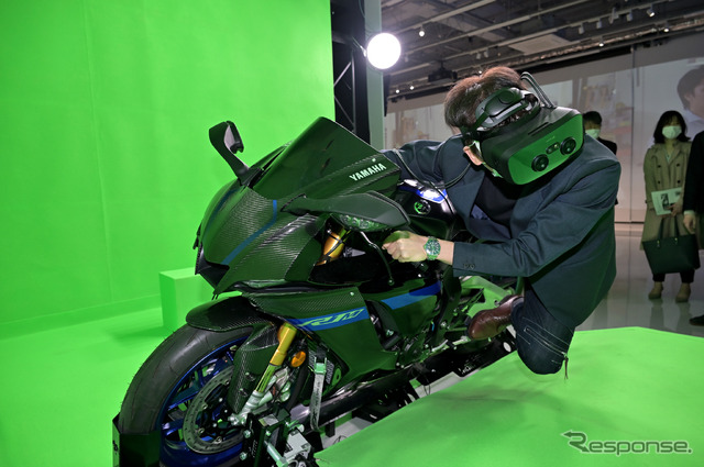 PROTOTYPE INC.が開発中の二輪型MRシミュレーター「GODSPEED XR」を試す青木タカオ