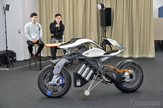 トークショーに自立走行しながら登場した『MOTOROiD』