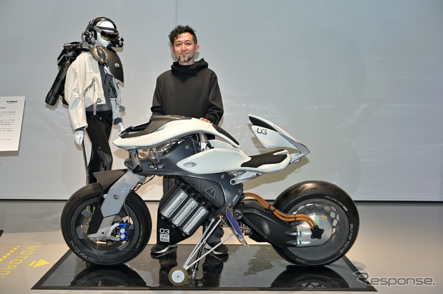 ヤマハ発動機のモーターサイクル製品全般のデザインを監修する、チーフデザイナー/デザインディレクター 前園哲平さんと『MOTOROiD』
